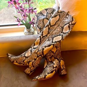 Exquisite Snakeskin boots! Size 8. Beautiful condition, boots by Marc Fisher